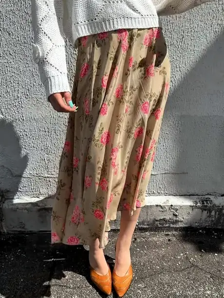 Blomstret vintageskjørt kombinert med lys strikkegenser.