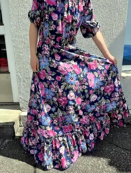 Lang blomstret vintagekjole i blått og rosa.