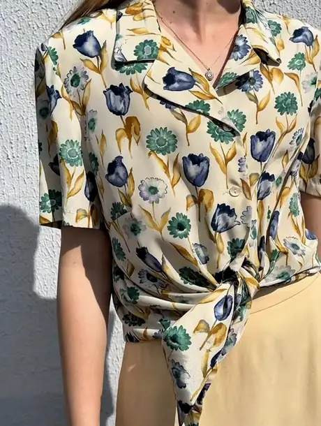 Silkebluse med tulipanmønster knytt i livet.
