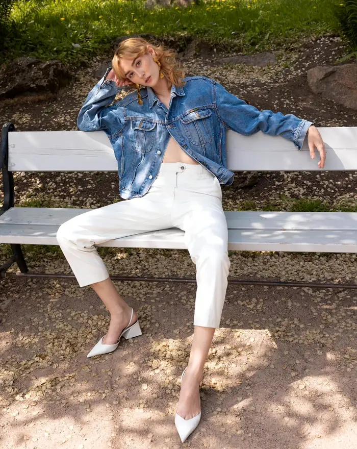 Modell i vintage jeansjakke og hvite bukser fra kolleksjonen til Evig Vintage.